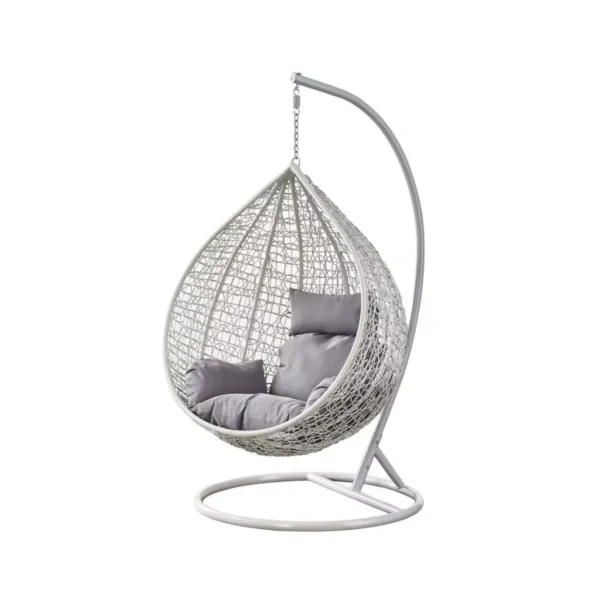 Scaunul suspendat tip scoică din ratan, perfect pentru terasă sau balcon, este o piesă elegantă și confortabilă care adaugă un aer relaxant spațiului tău exterior. Cu o dimensiune de 105x105x196 cm, acest scaun suspendat oferă un loc plăcut pentru a te relaxa și a te bucura de aerul proaspăt în timpul zilelor frumoase de vară. Scoica din ratan PE de înaltă calitate este materialul principal folosit pentru a crea aspectul atrăgător și durabil al acestui scaun. Ratanul PE este cunoscut pentru rezistența sa la intemperii și UV, ceea ce înseamnă că scaunul poate rezista în timp la expunerea la soare fără să-și piardă calitatea sau culoarea. De asemenea, acesta este țesut manual, ceea ce adaugă o notă de măiestrie și atenție la detalii. Cadru din oțel maro de înaltă rezistență asigură stabilitatea și durabilitatea scaunului. Acesta este construit din țevi de oțel rezistente, care oferă o susținere solidă și sigură. Cu toate că are o structură robustă, scaunul suspendat rămâne ușor de mutat și de amplasat în diferite locuri, datorită designului său portabil. Scaunul suspendat este însoțit de perne maro care oferă un plus de confort și sprijin. Aceste perne sunt concepute pentru a se potrivi perfect formei corpului tău, permițându-ți să te relaxezi într-o poziție confortabilă și să te bucuri de momentele de relaxare în aer liber. Greutate maxima suportata: 150 kg;
